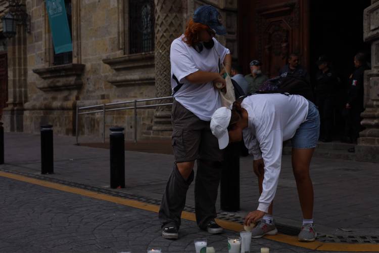 A AMBOS. Las y los manifestantes pidieron acciones tanto al gobierno estatal como a la UdeG.  (Fotos: Michelle Vázquez)